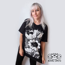 Afbeelding in Gallery-weergave laden, T-shirt with Tiny Cats -100% organic cotton